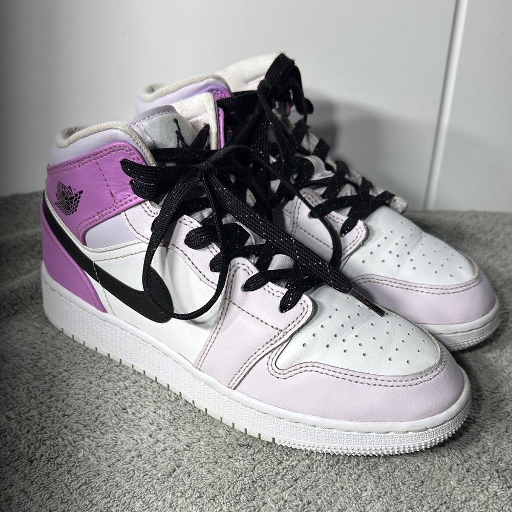 Jordan 1 Mid Barely Grape Ladies Shoes